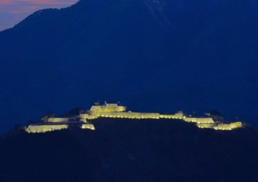 竹田城のライトアップ　～夜空に輝く天空城跡～