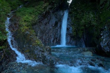 エビラ沢の滝　～コバルトブルーの流水～