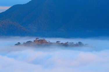 立雲峡から見る竹田城跡の雲海　～朝霧を纏う、天空の城～