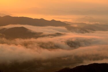 （城崎）来日岳（くるひだけ）の雲海　～盆地から海へと流れる霧の河～