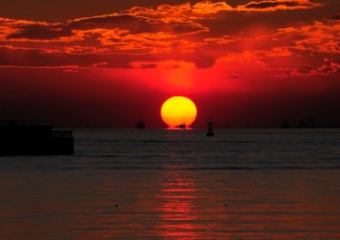 千葉ポートパークから見るだるま夕日　【千葉港に沈む、だるま夕日】　