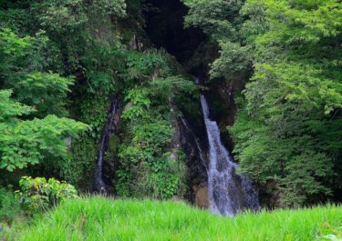 島根県邑南町の鳴滝　～県道脇から観賞できる滝～