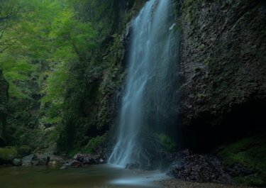 牧馬大滝　～静寂の岩間を流れる滝～