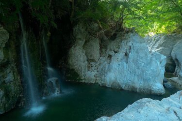 龍宮岩 (岡山県真庭市)　～清流が造りし白い竜宮～