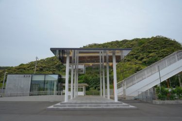 東浜駅　～駅前に海岸の広がる現代的デザインの無人駅～