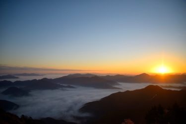 岩屋山の雲海（丹波市）　～朝日に輝く丹波霧～