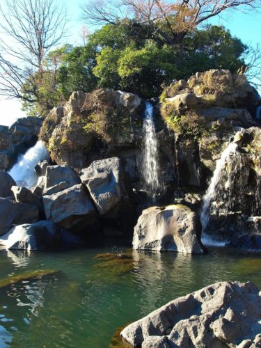 鮎壺の滝　【溶岩石から吹き出す水の奔流】