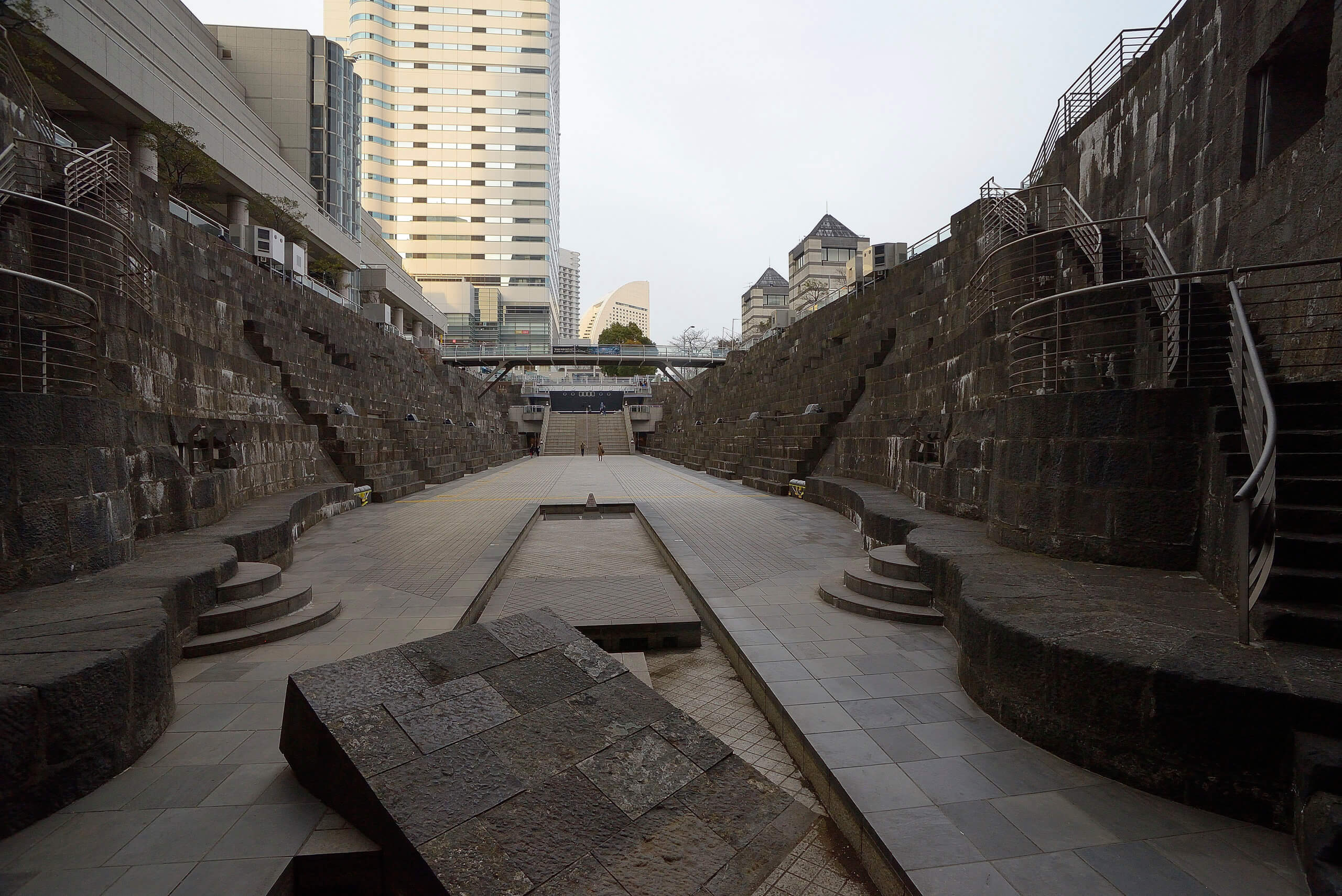 ドックヤードガーデン 横浜ランドマークタワー敷地内にある日本最古の現存船渠 散策同好会 旅の軌跡と備忘録