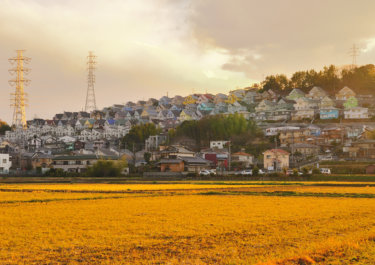 日向岡の住宅街　【カラフルな三角屋根が並ぶ住宅街　】