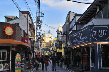 どぶ板通り商店街　（横須賀）【　日米文化の融和した軍港街　】