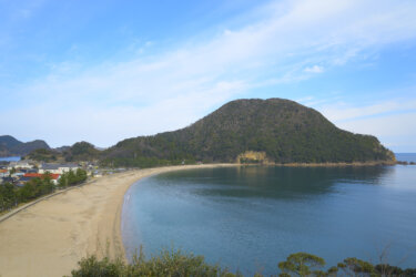 佐津海水浴場　～山にはさまれた静かな海水浴場～