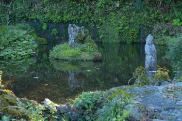 永寿院（都留市）　～ 「平成の名水百選」に選ばれた清水が湧水する古刹～