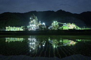 真庭市石灰工場の夜景（中山石灰工業）　