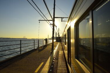 海芝浦駅（神奈川県横浜市）　～ホームの眼前に海が広がる都会の絶景駅～