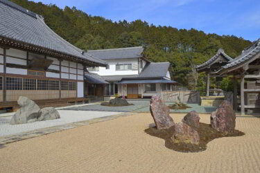石像寺（兵庫県丹波市）で重森三玲氏によって作庭された四神相応の庭を見てきました。